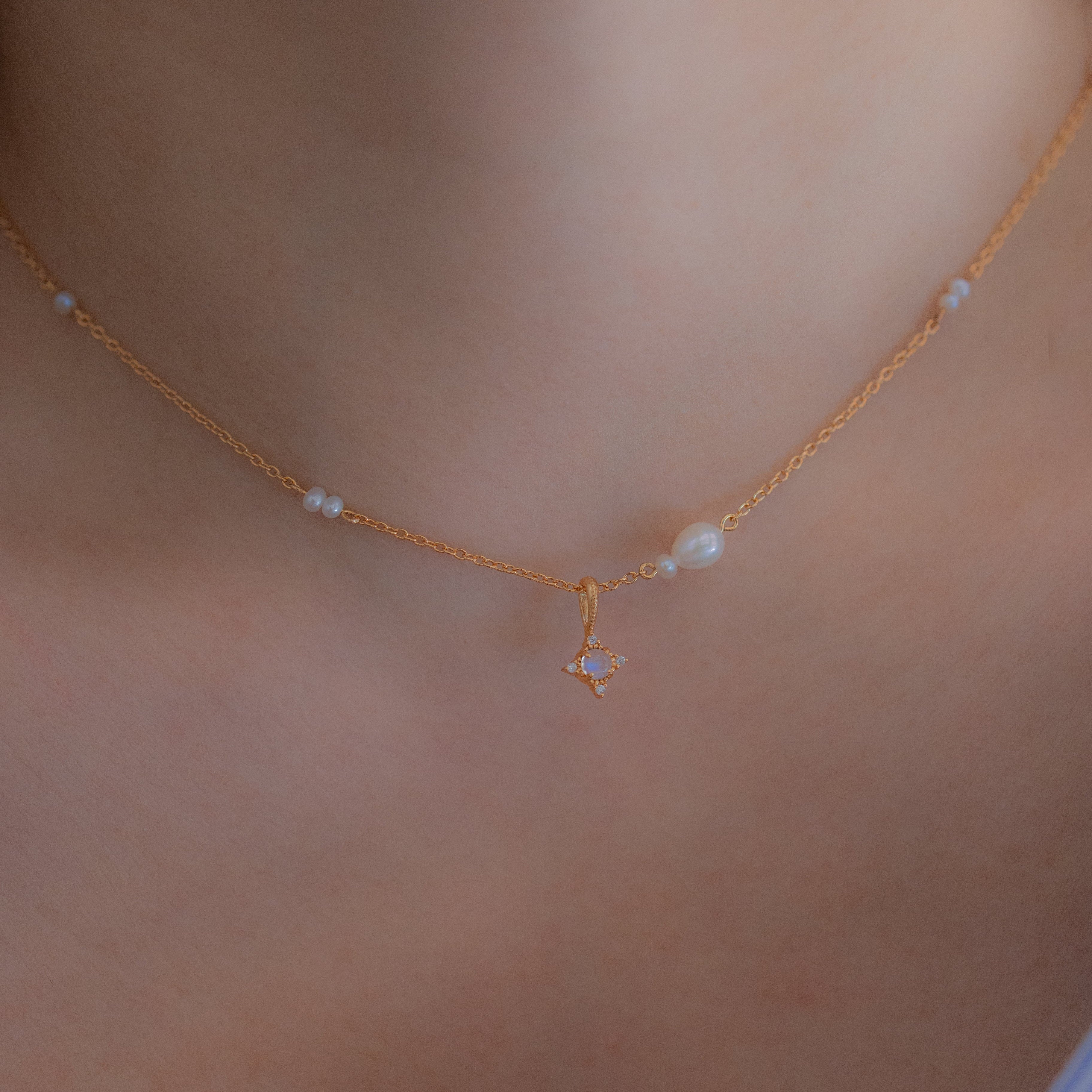 LITTLE STAR WITH PEARLS NECKLACE (MOONSTONE)