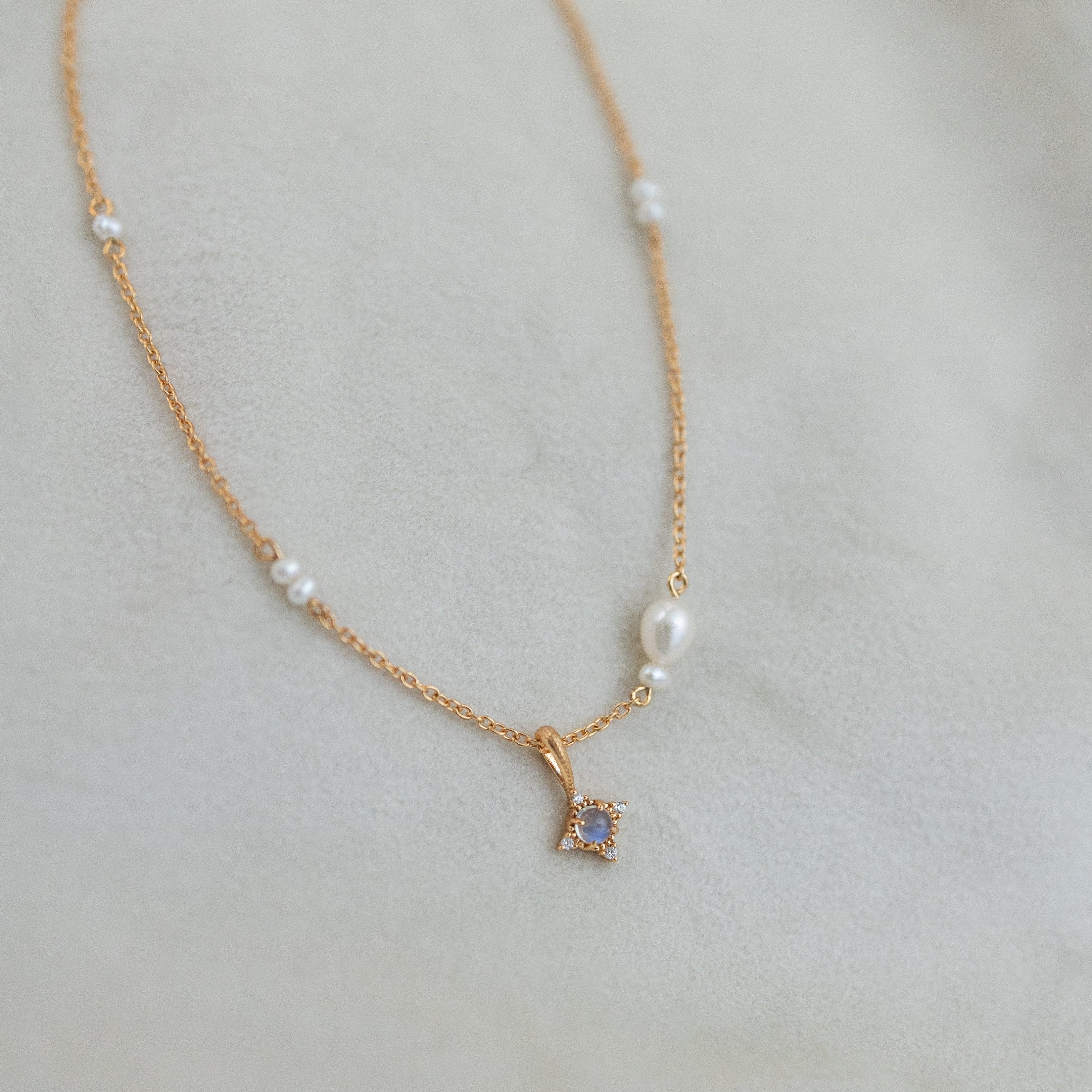 LITTLE STAR WITH PEARLS NECKLACE (MOONSTONE)