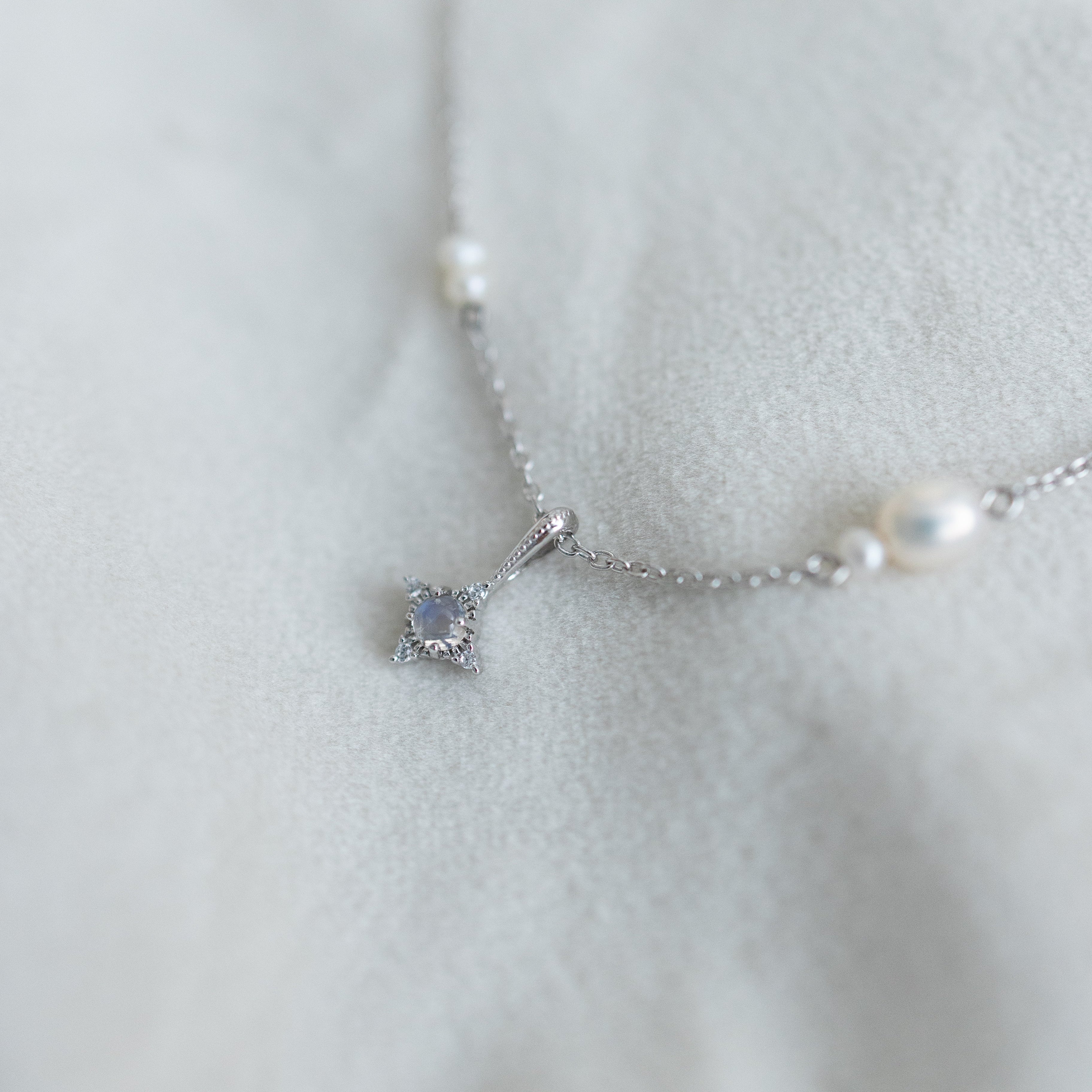 LITTLE STAR WITH PEARLS SILVER NECKLACE (MOONSTONE)