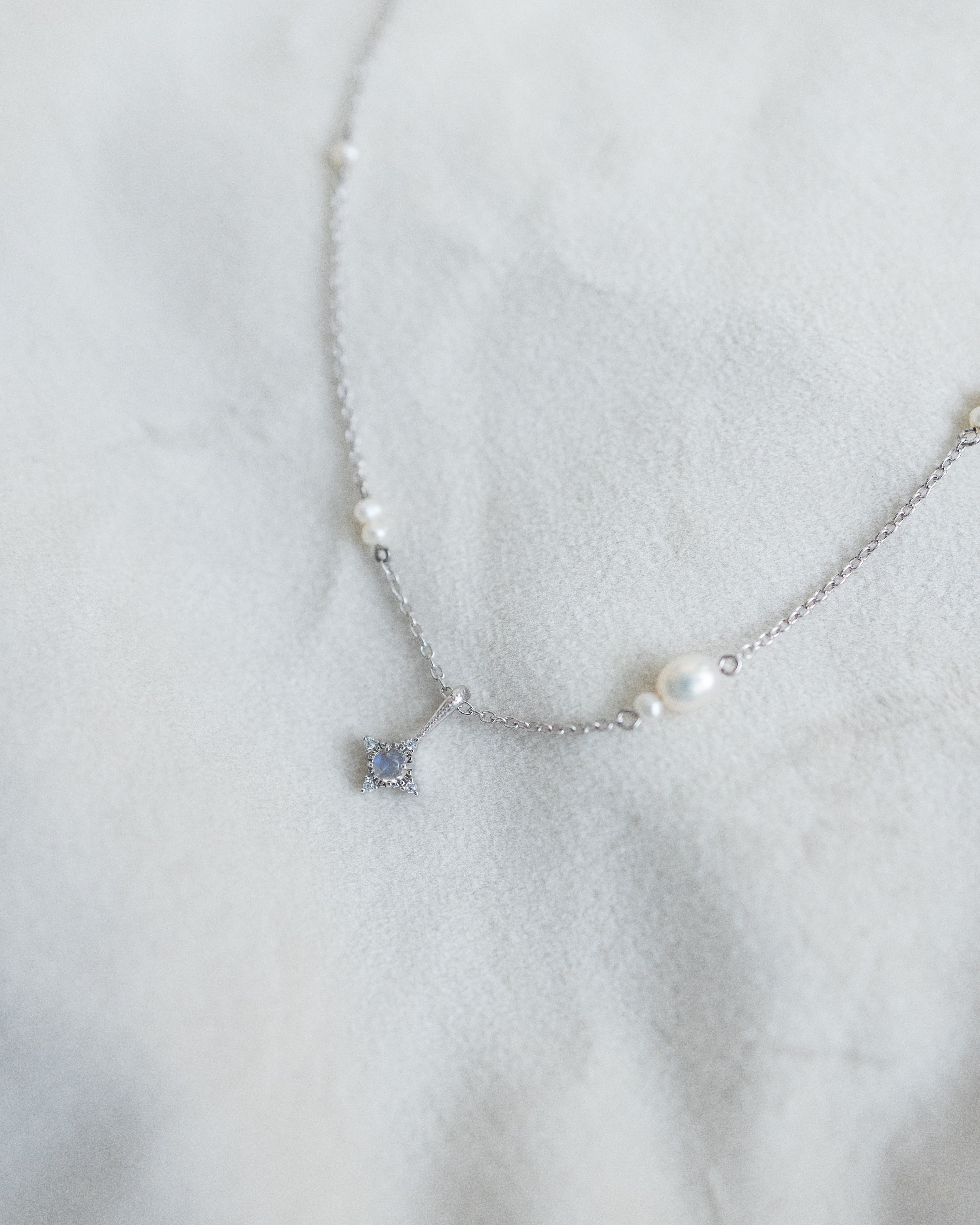 LITTLE STAR WITH PEARLS SILVER NECKLACE (MOONSTONE)