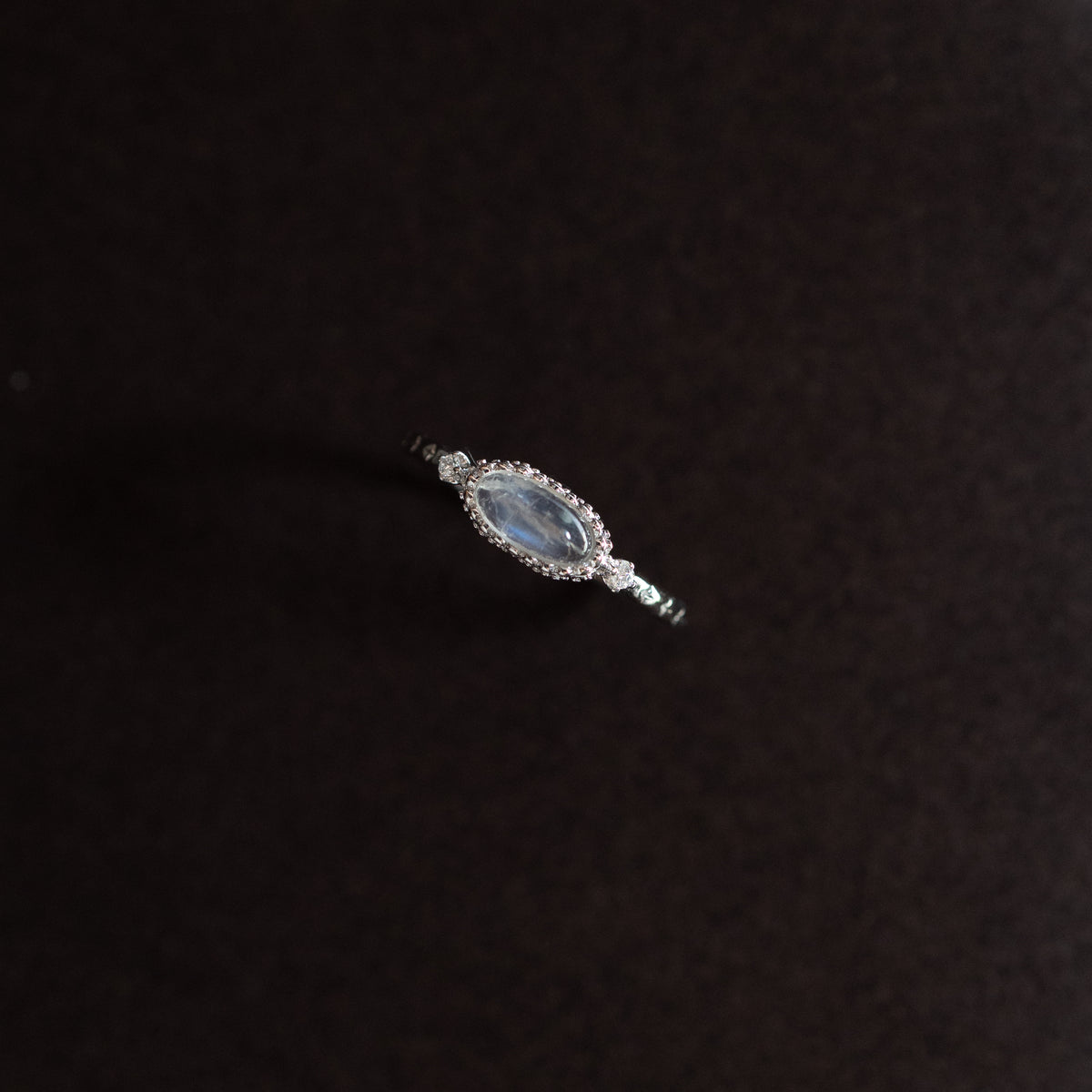 THE HALO OVAL SILVER RING - MOONSTONE