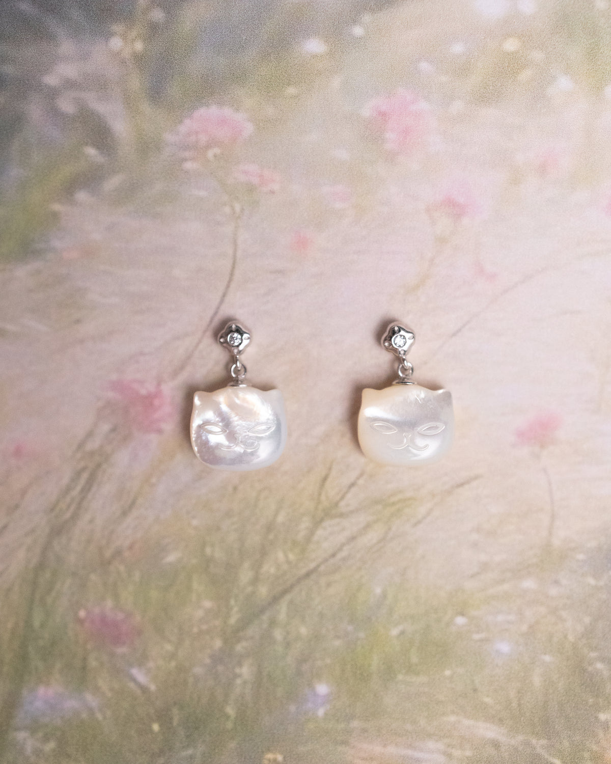 COZY SMILING CAT SILVER EARRINGS - MOTHER OF PEARL