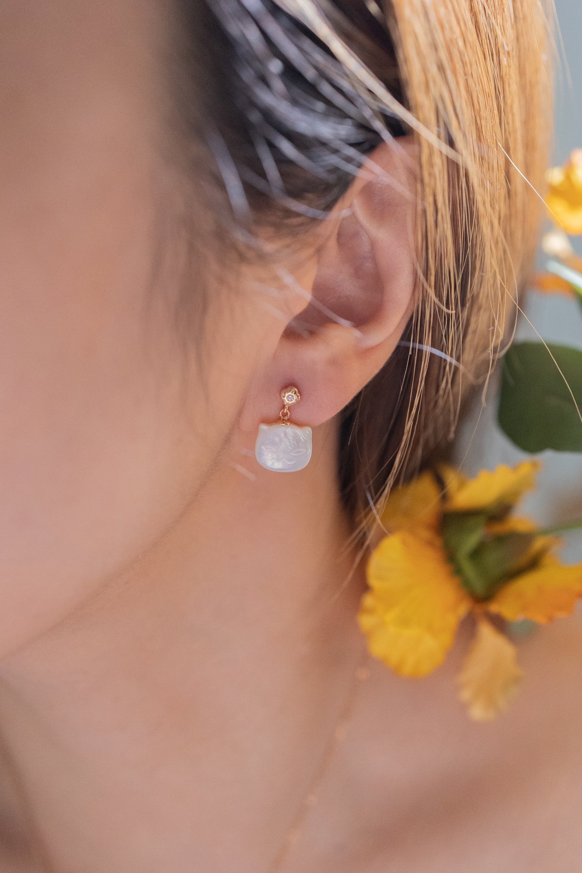 COZY SMILING CAT EARRINGS - MOTHER OF PEARL