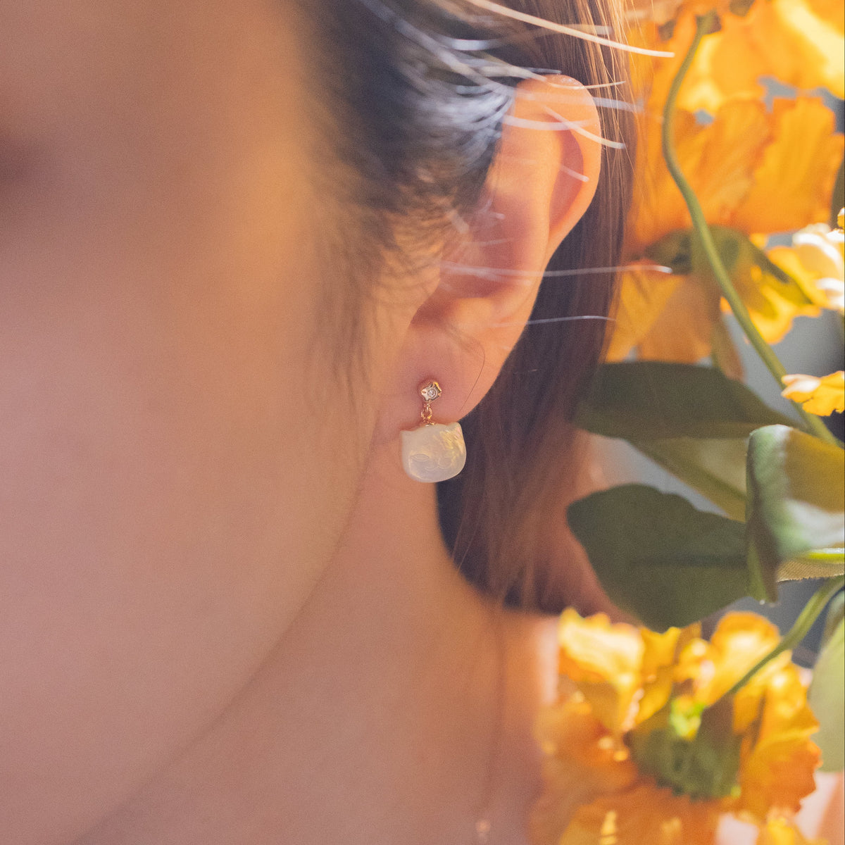 COZY SMILING CAT EARRINGS - MOTHER OF PEARL