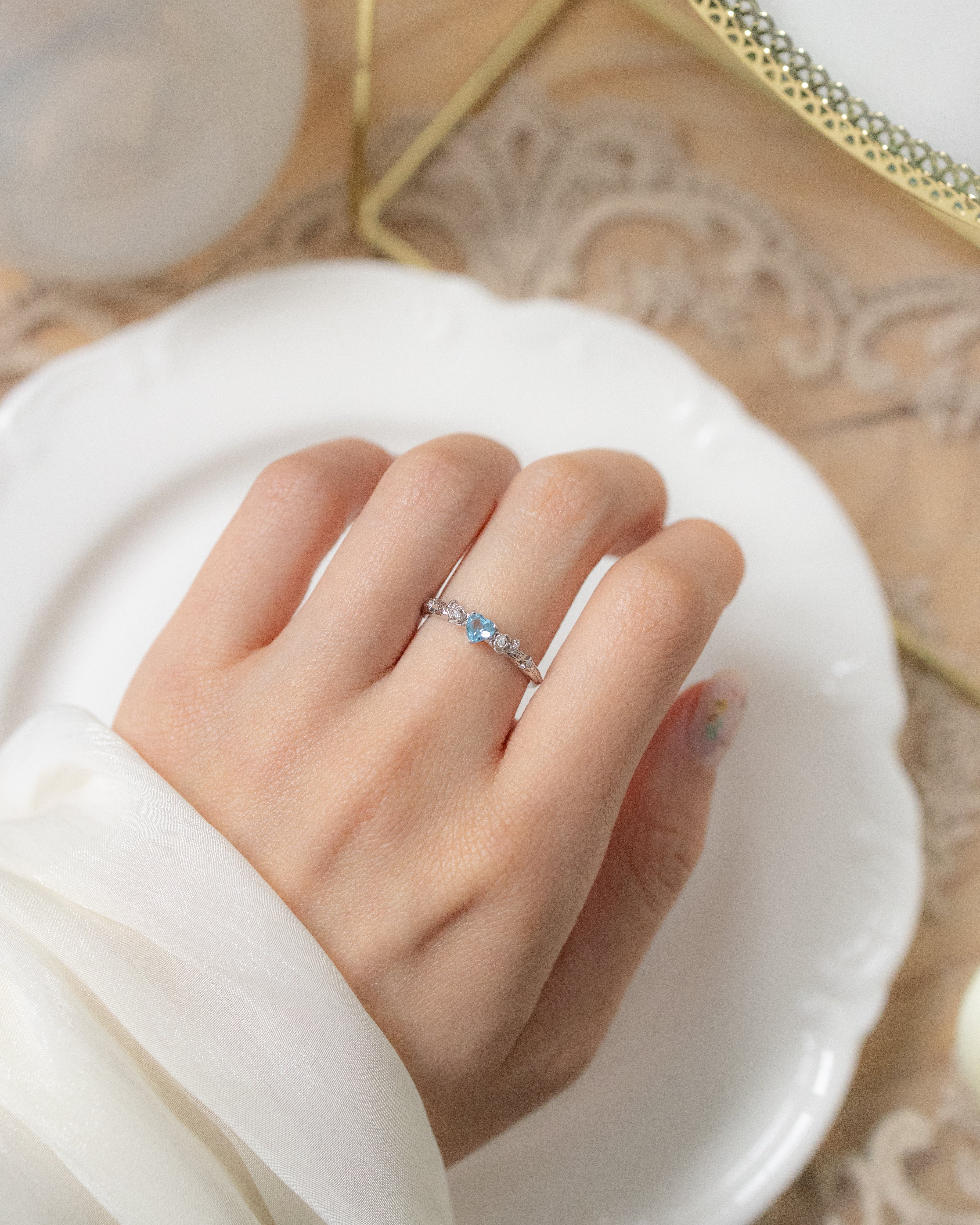 ROSE GARDEN ADJUSTABLE SILVER RING - TOPAZ