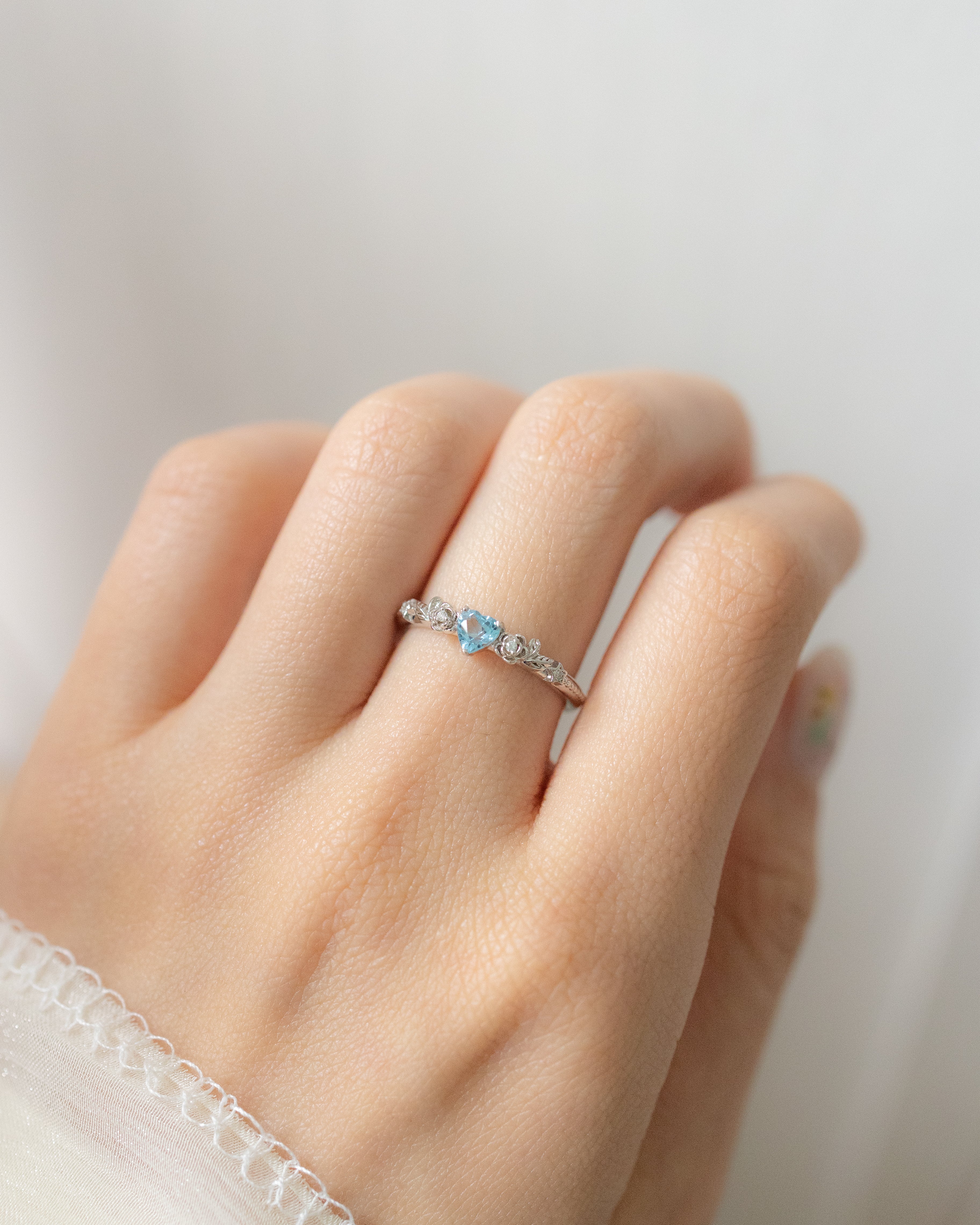ROSE GARDEN ADJUSTABLE SILVER RING - TOPAZ