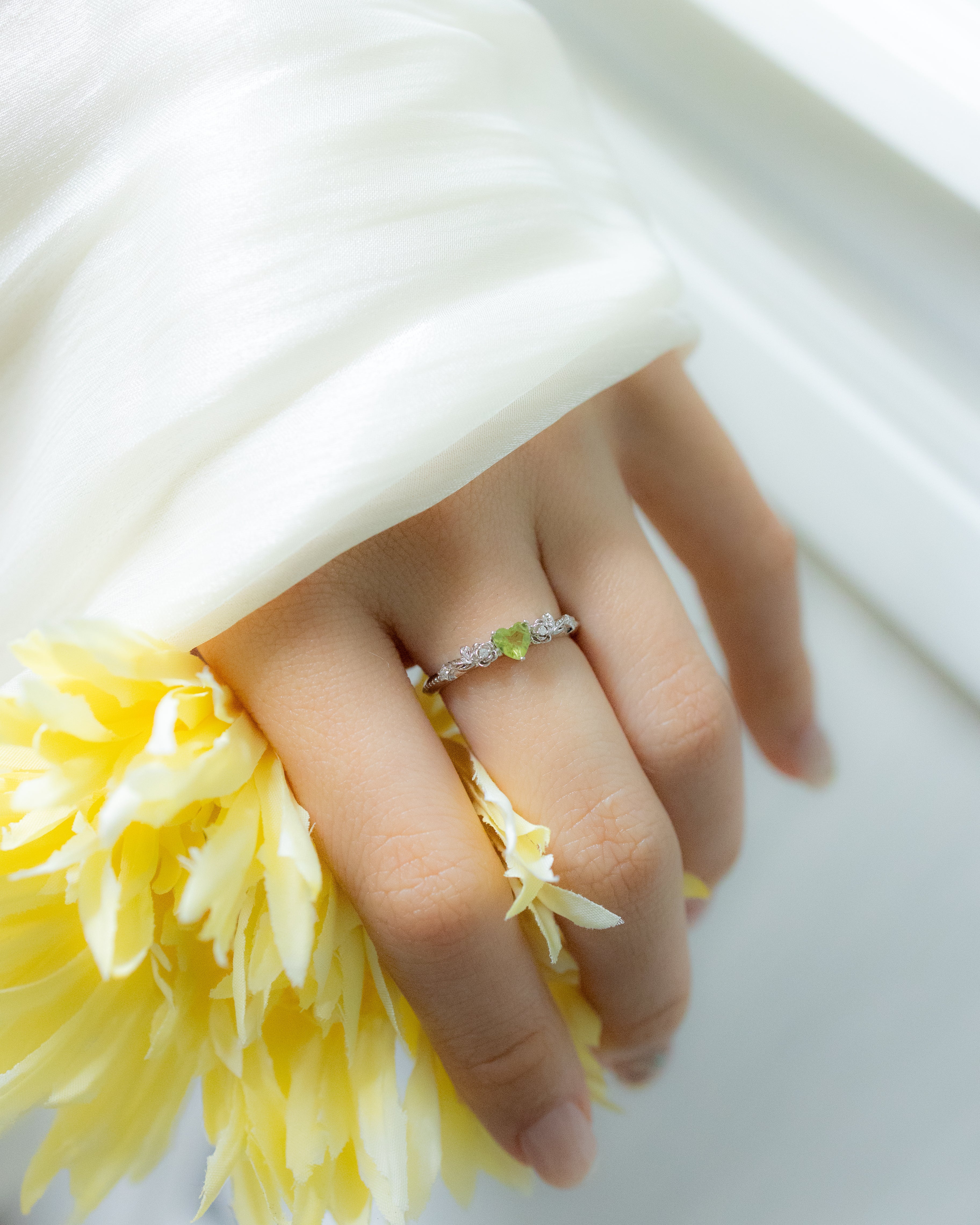 ROSE GARDEN ADJUSTABLE SILVER RING - OLIVINE