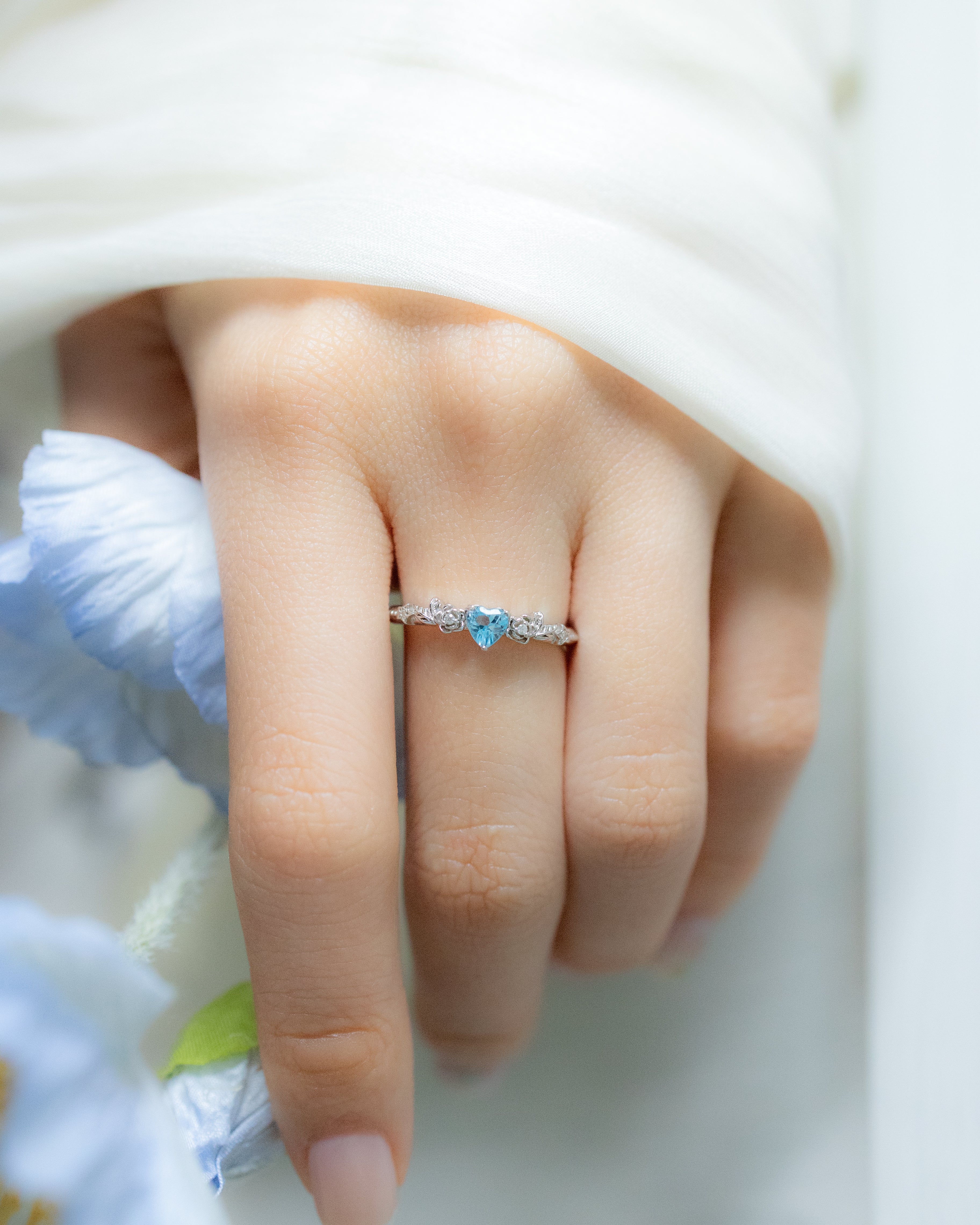 ROSE GARDEN ADJUSTABLE SILVER RING - TOPAZ