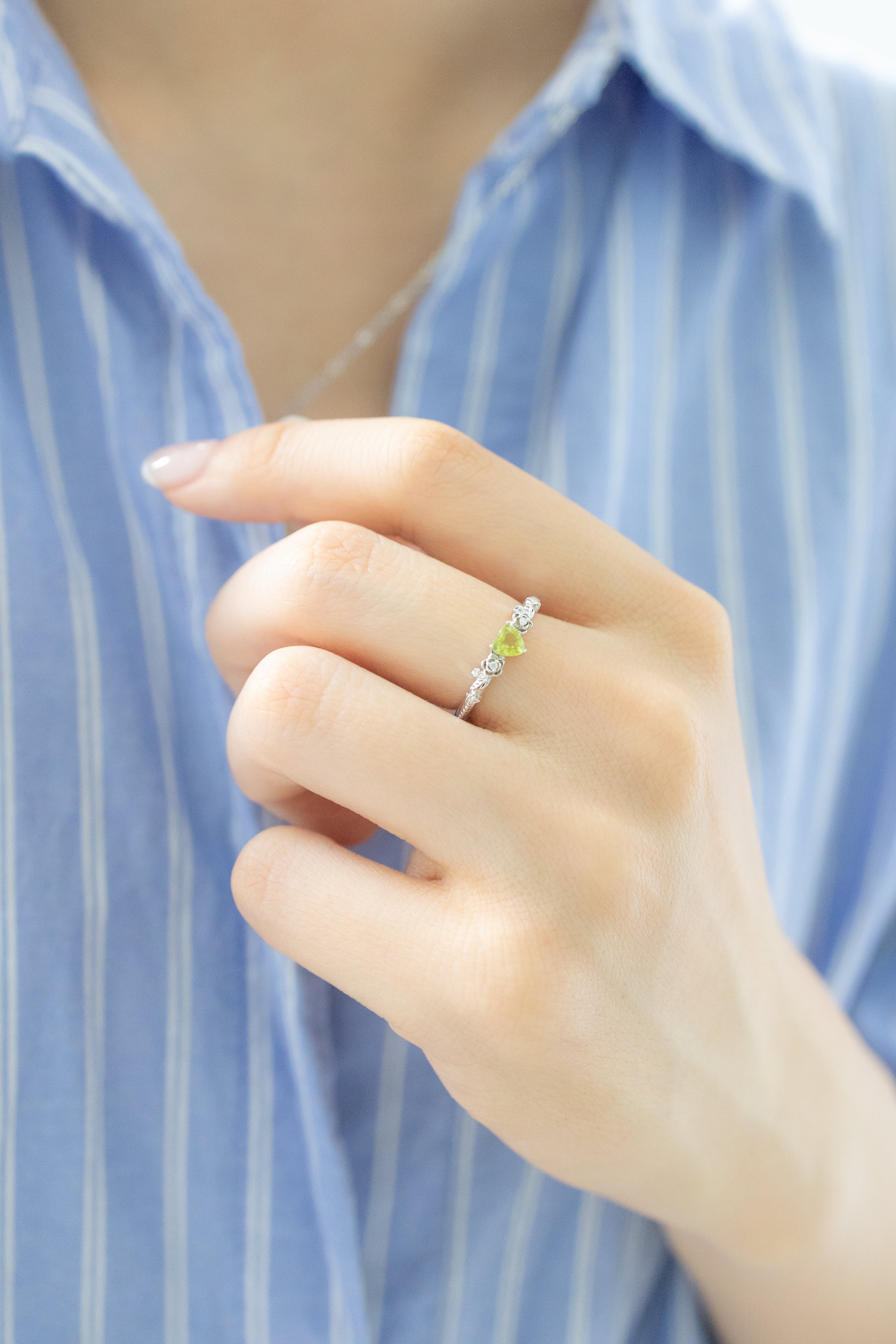 ROSE GARDEN ADJUSTABLE SILVER RING - OLIVINE