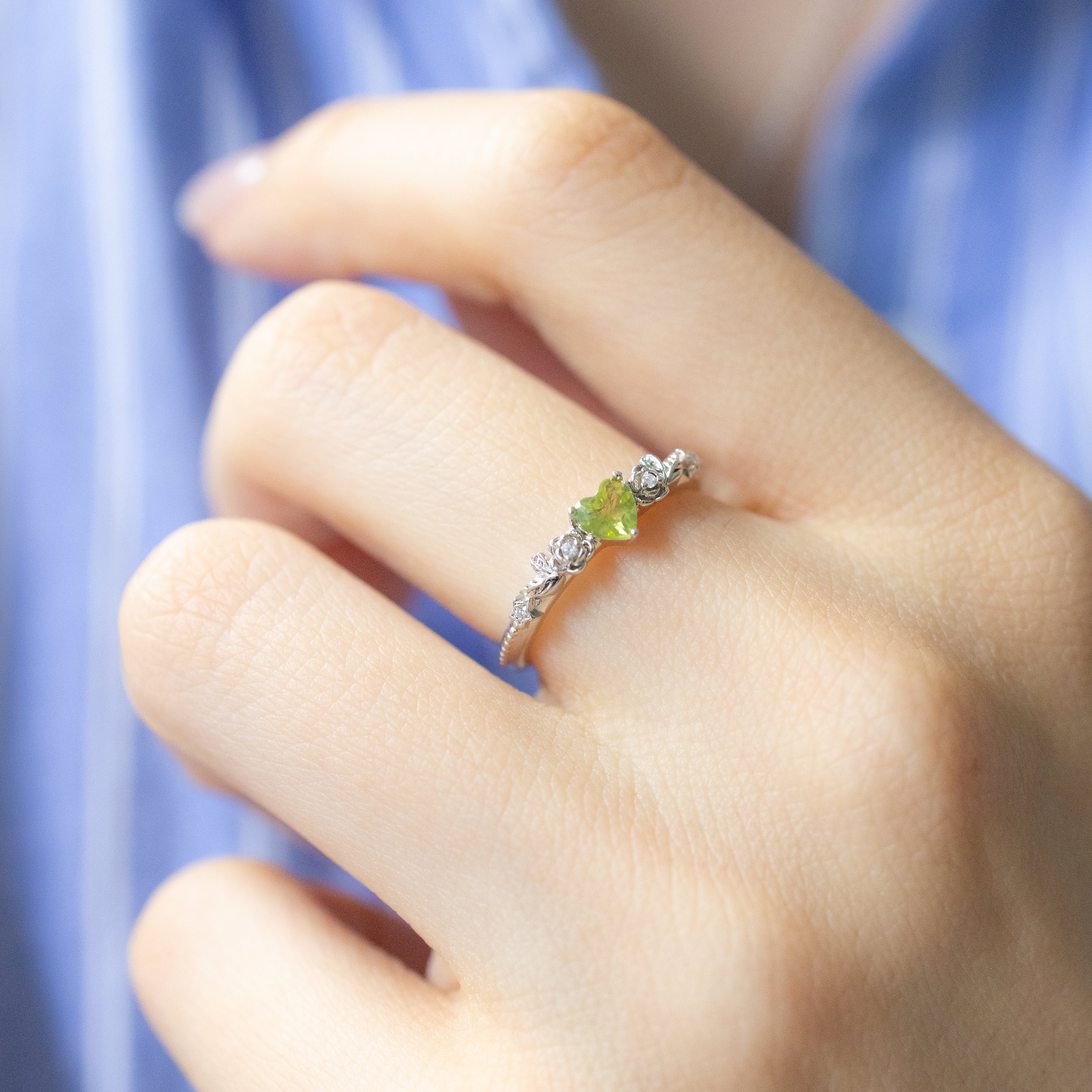 ROSE GARDEN ADJUSTABLE SILVER RING - OLIVINE