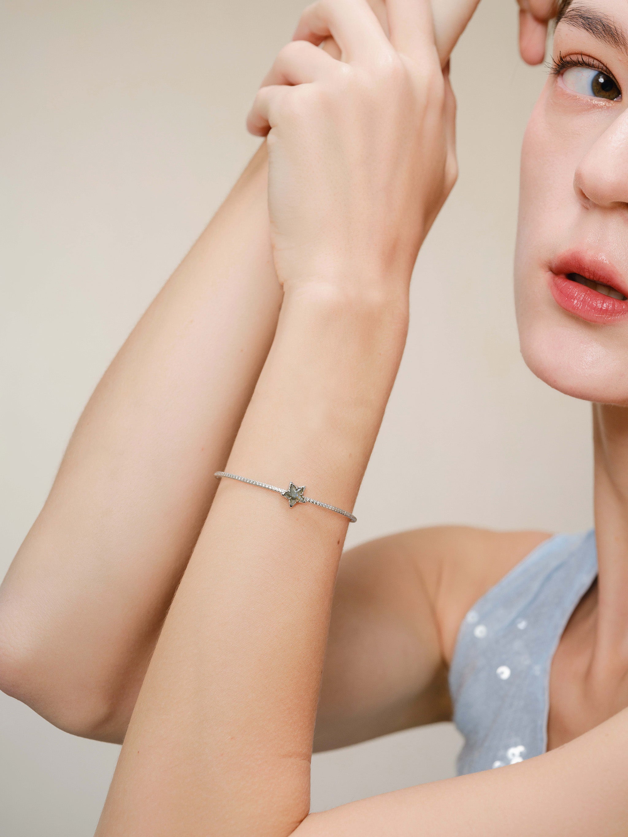 TWINKLING CHARM SILVER BANGLE BRACELET - LABRADORITE