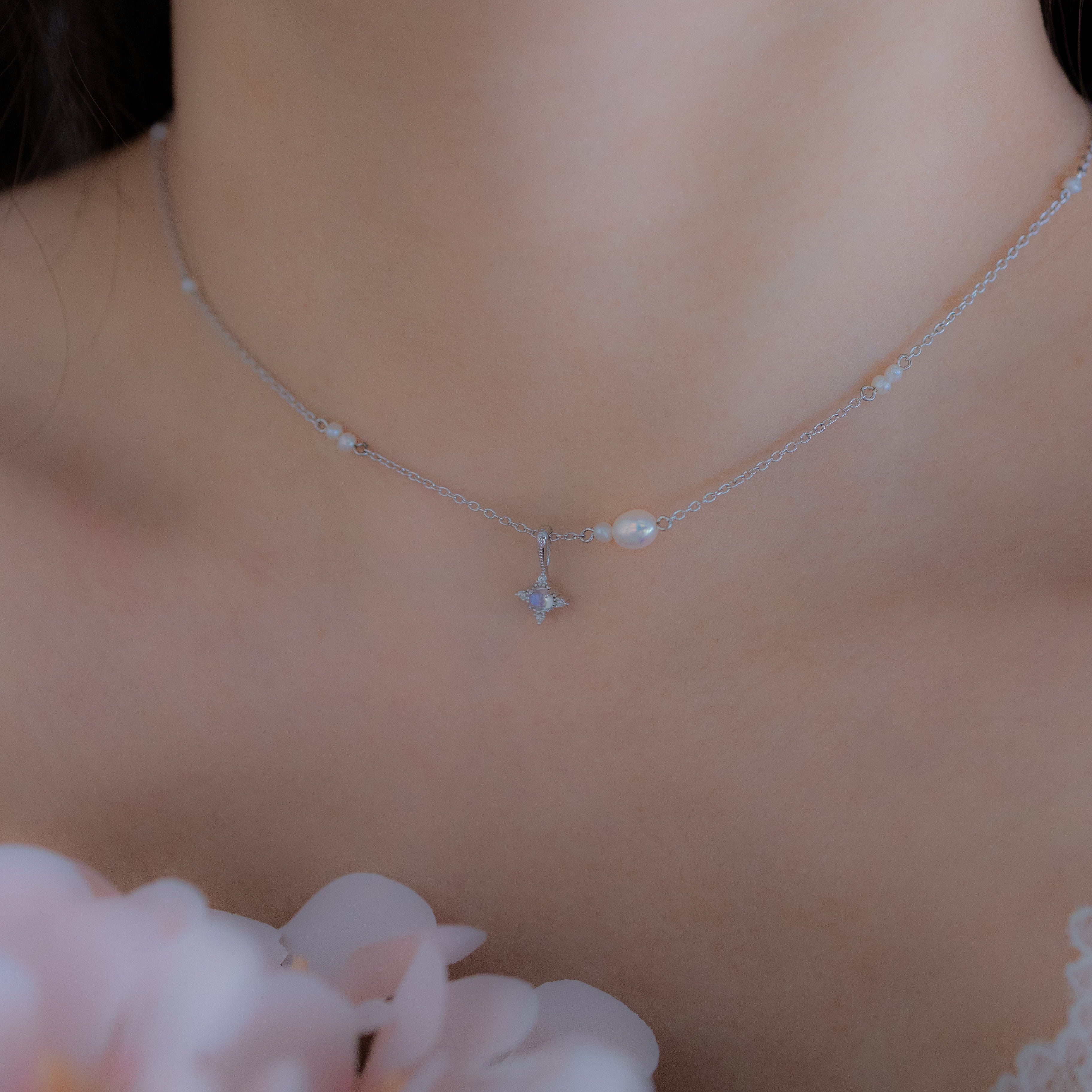 LITTLE STAR WITH PEARLS SILVER NECKLACE (MOONSTONE)