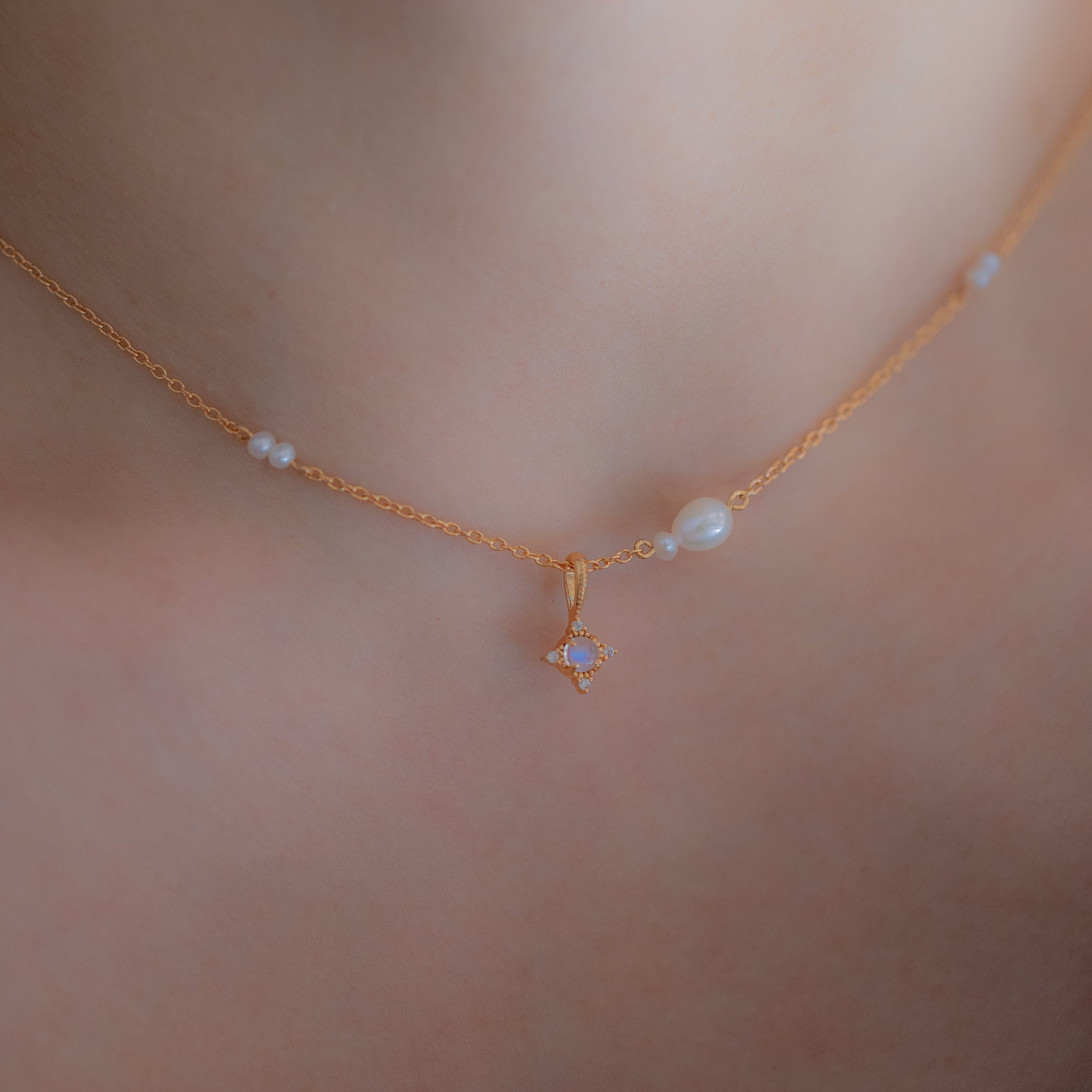 LITTLE STAR WITH PEARLS NECKLACE (MOONSTONE)