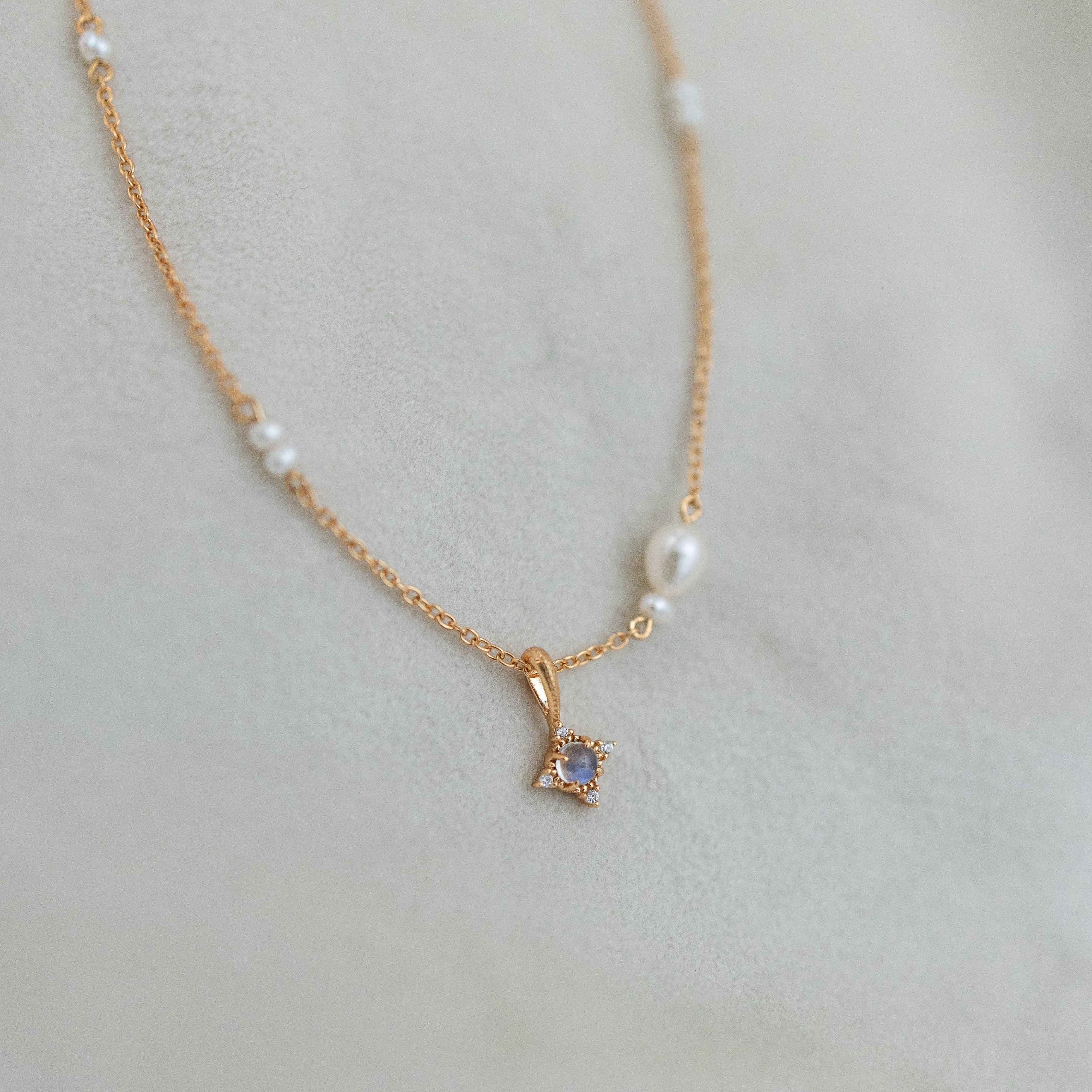 LITTLE STAR WITH PEARLS NECKLACE (MOONSTONE)