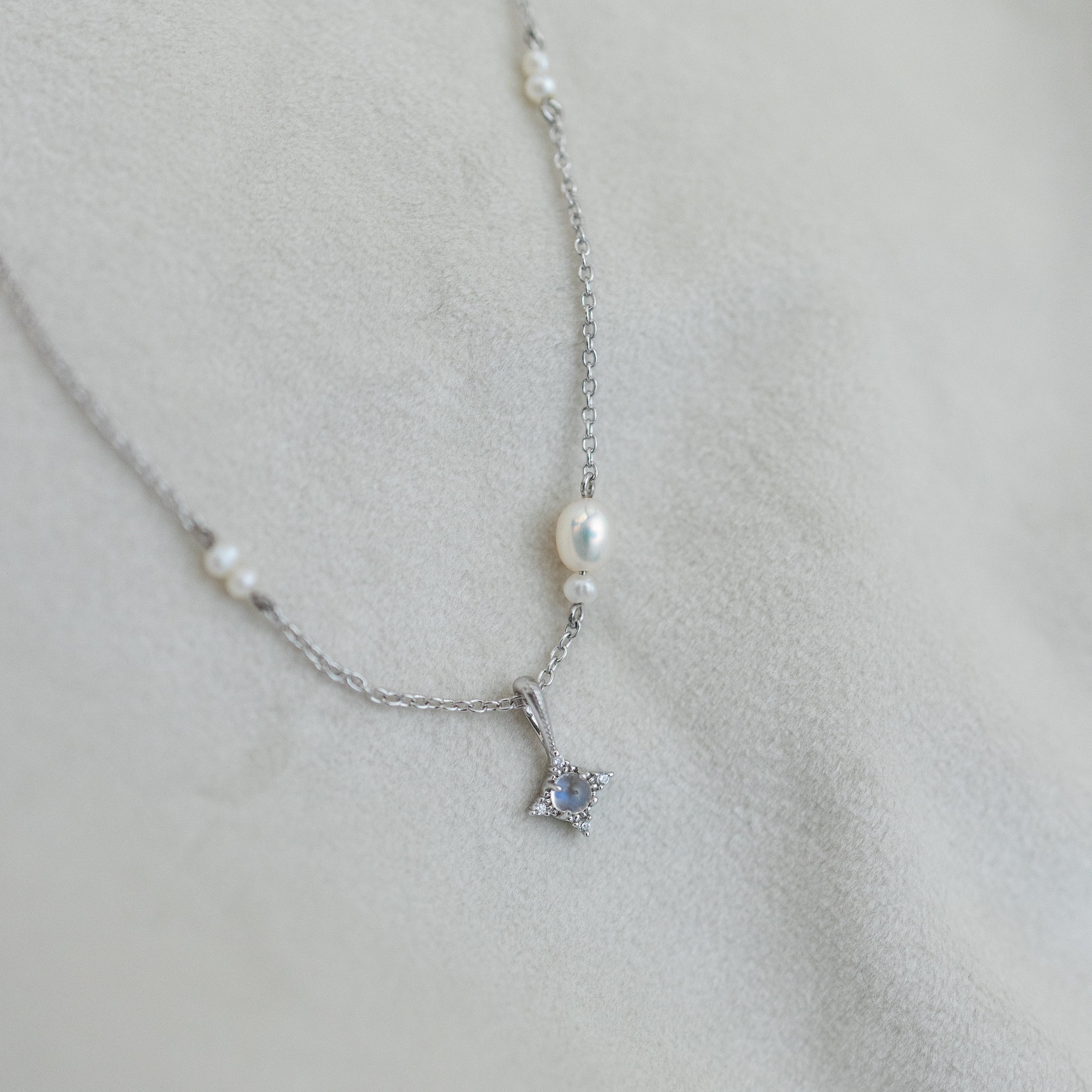 LITTLE STAR WITH PEARLS SILVER NECKLACE (MOONSTONE)