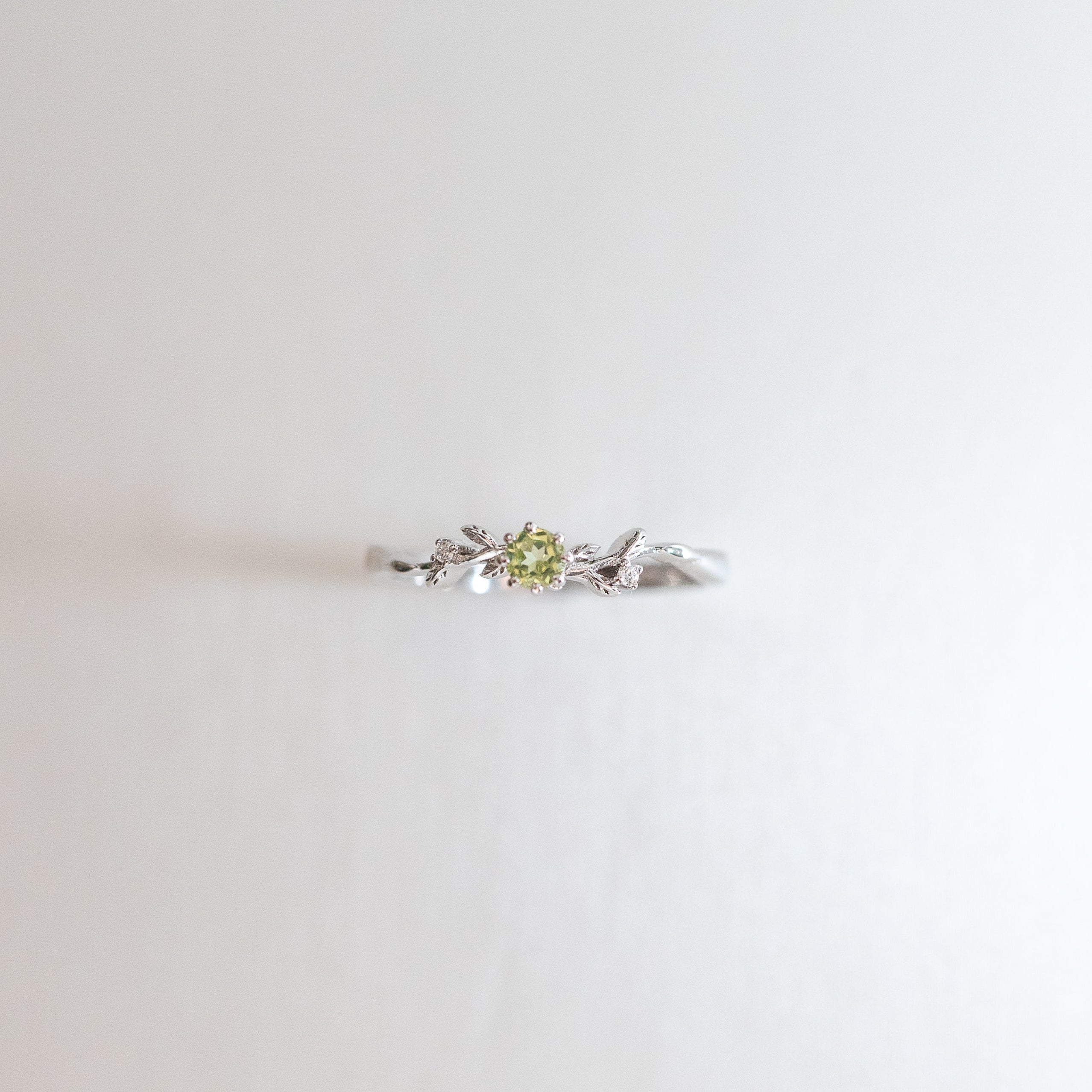 CHLOE DAINTY GARDEN SILVER RING - OLIVINE