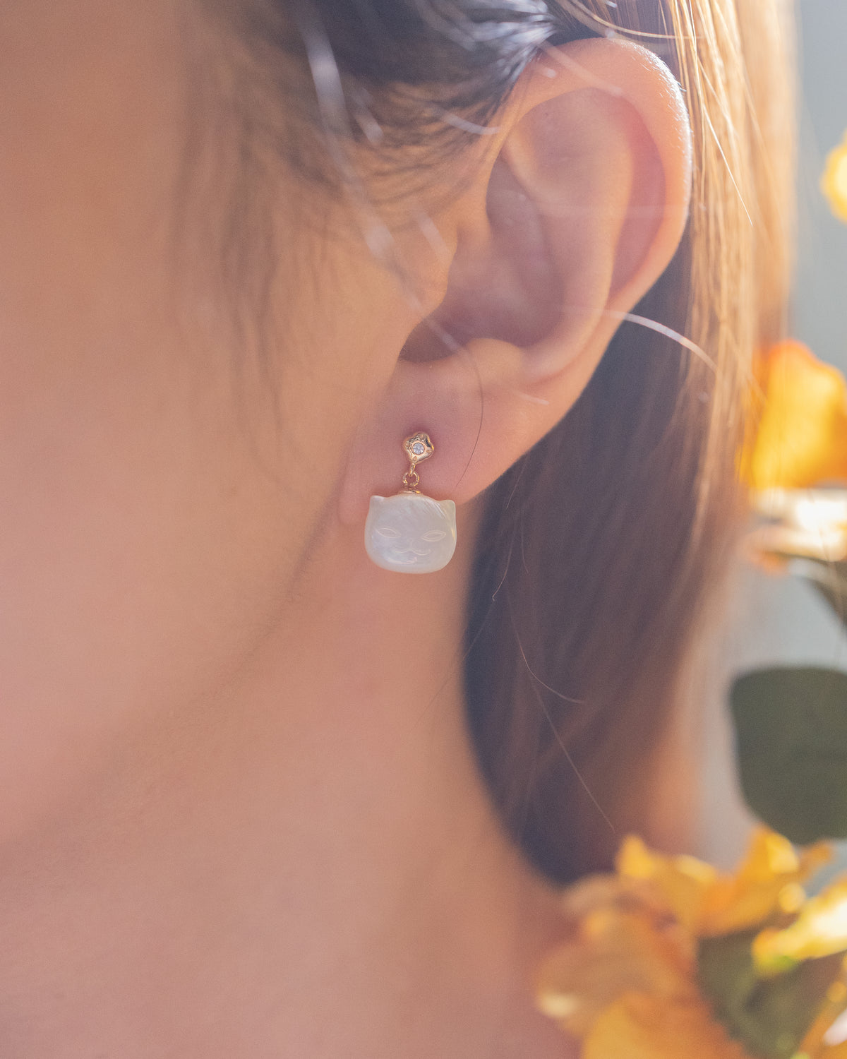 COZY SMILING CAT EARRINGS - MOTHER OF PEARL