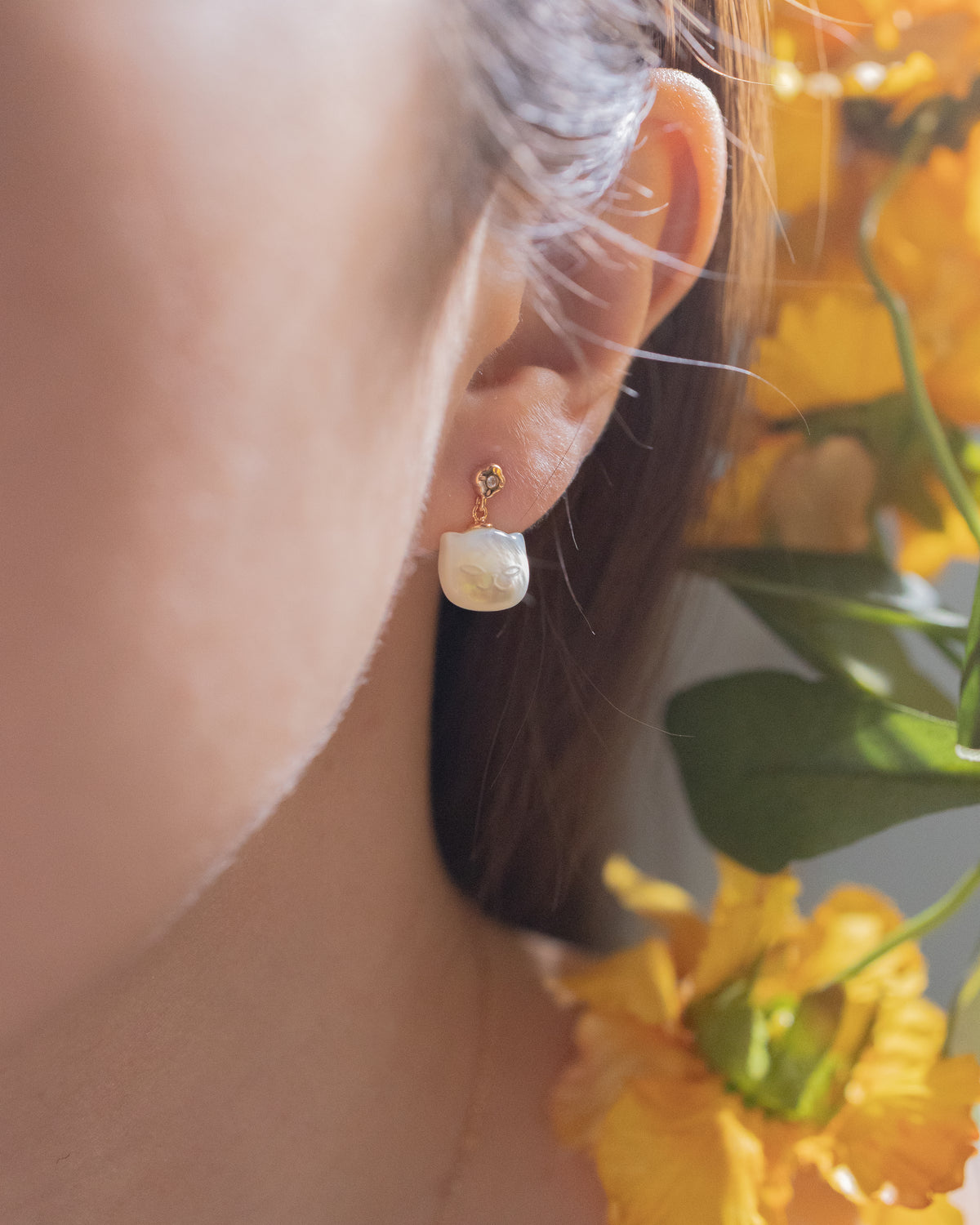 COZY SMILING CAT EARRINGS - MOTHER OF PEARL