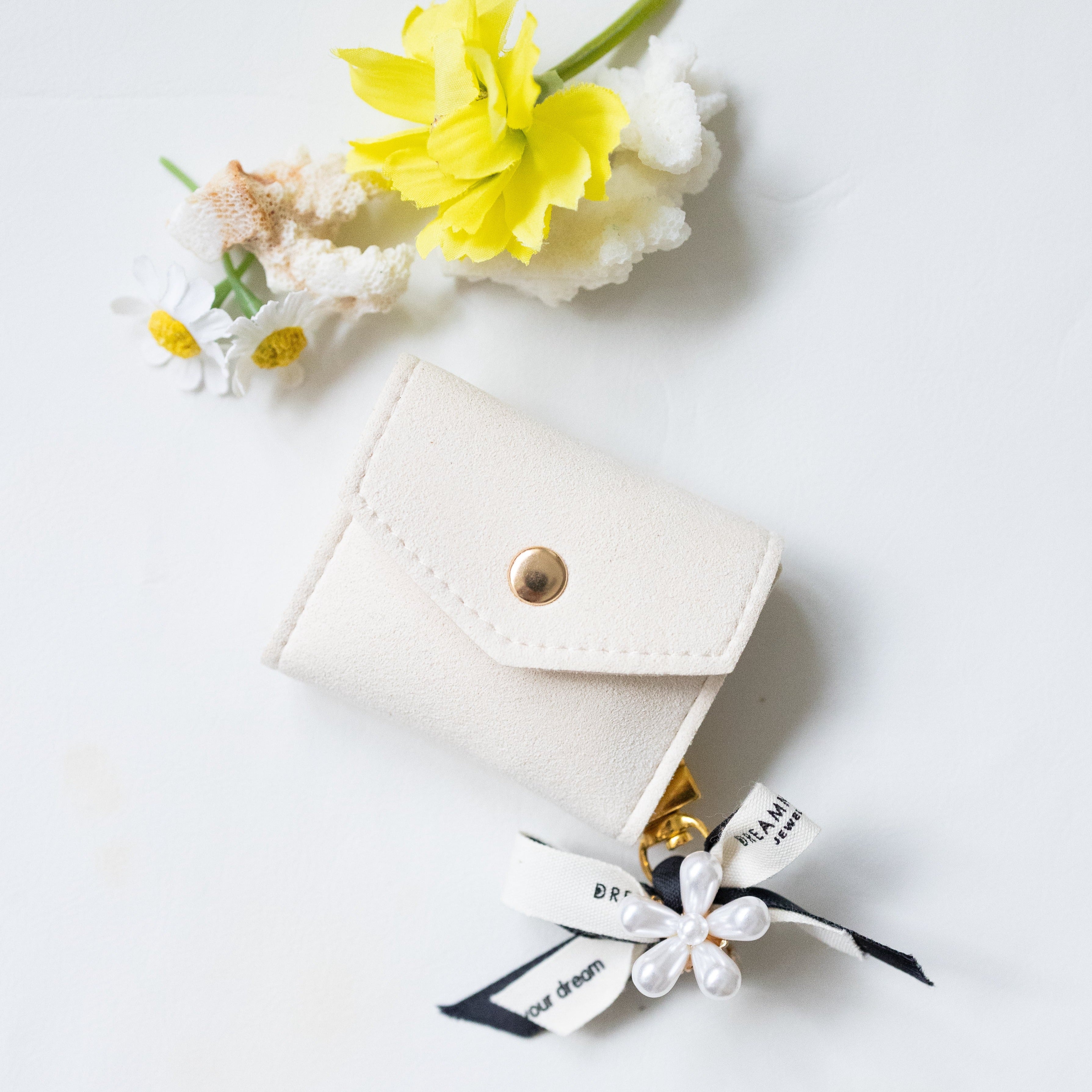 MINI ACCESSORY POUCH & DAISY RIBBON KEYCHAIN