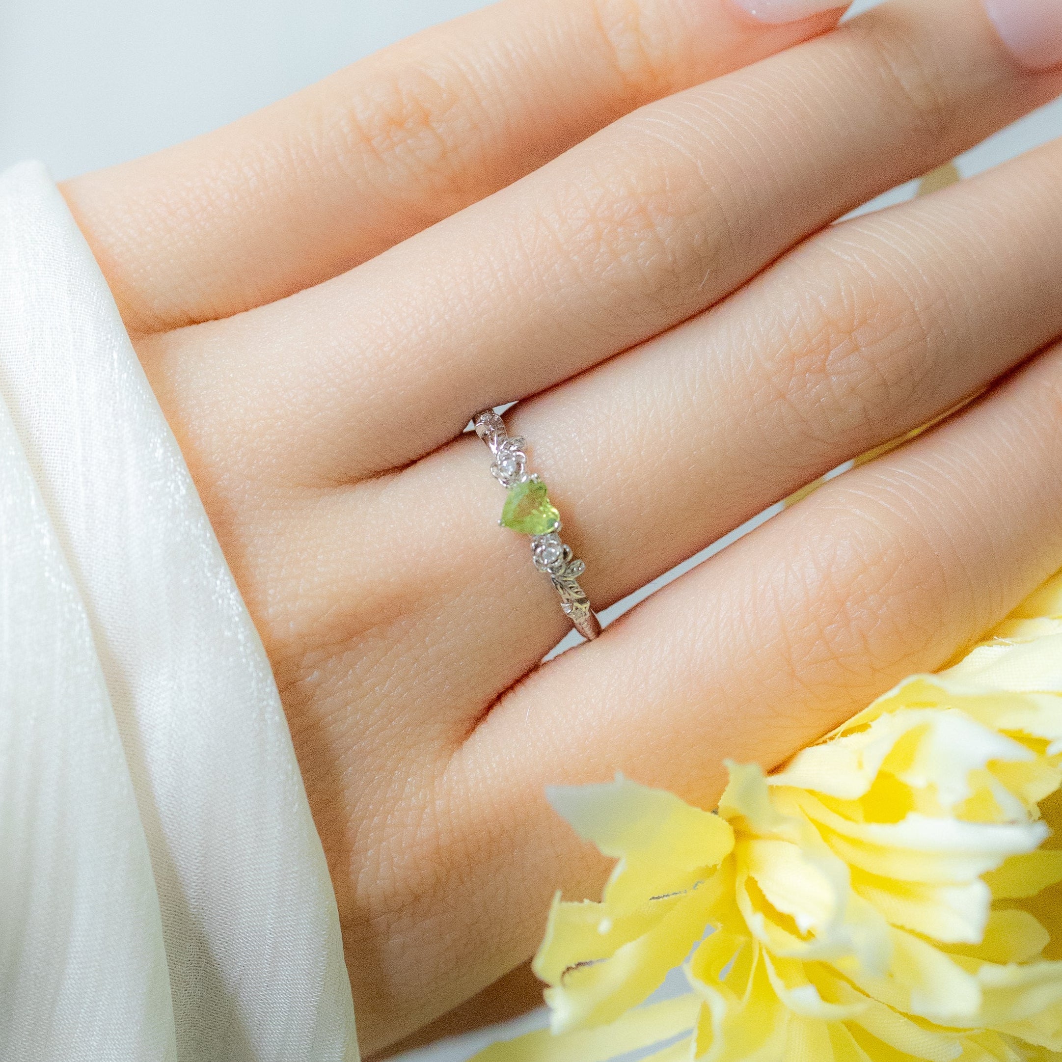 ROSE GARDEN ADJUSTABLE SILVER RING - OLIVINE