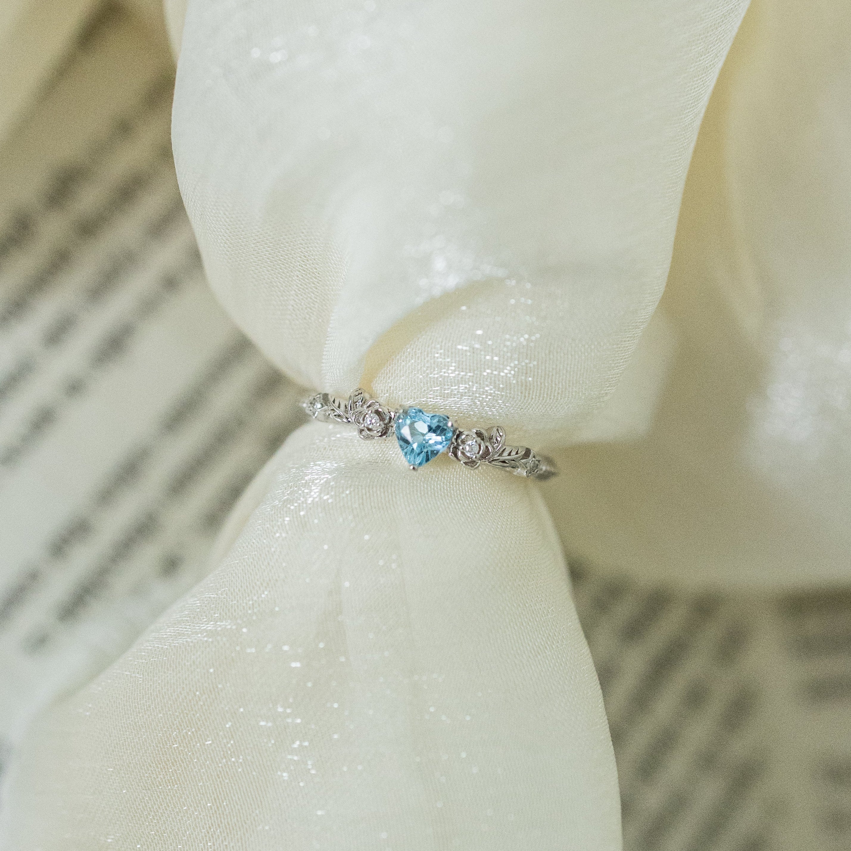 ROSE GARDEN ADJUSTABLE SILVER RING - TOPAZ