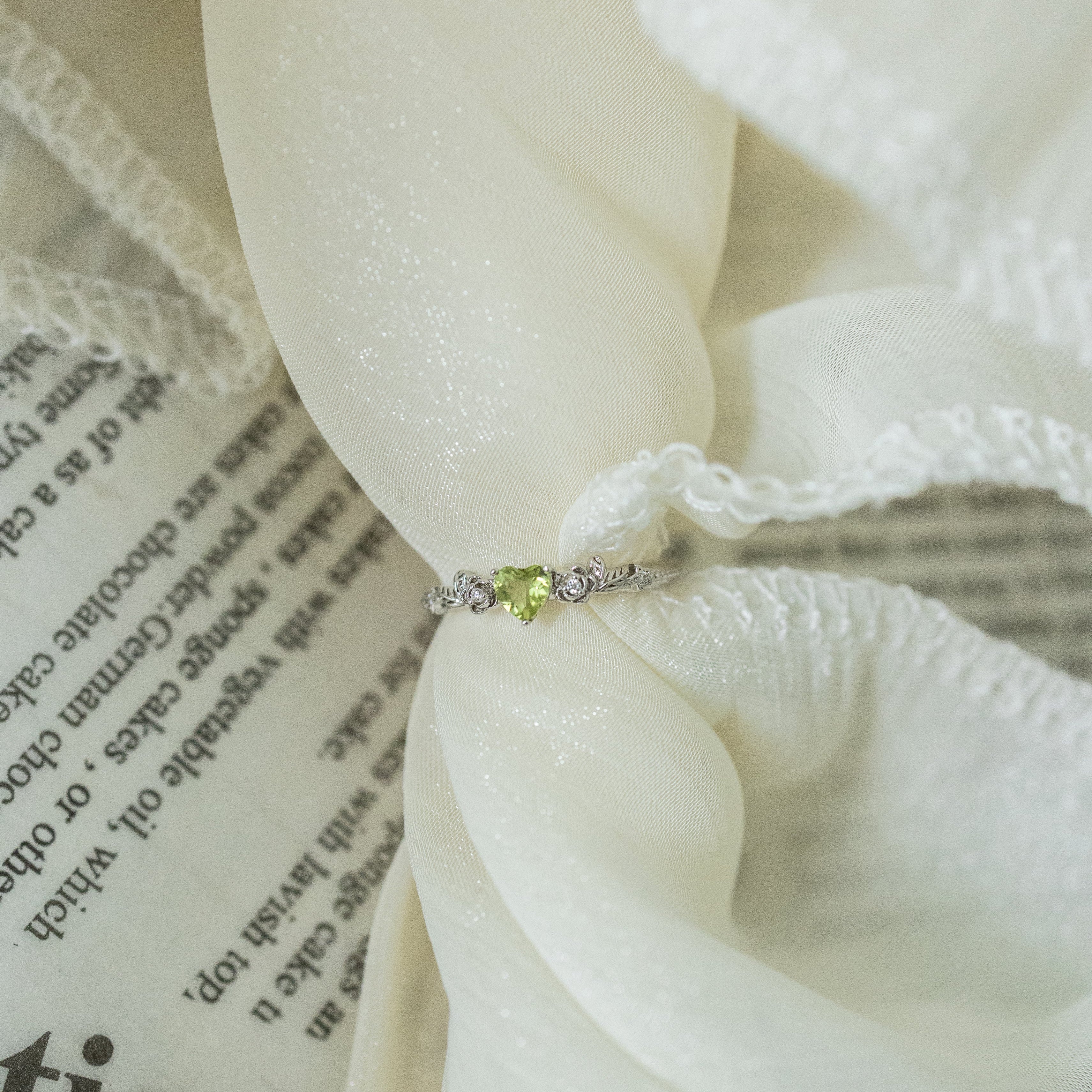 ROSE GARDEN ADJUSTABLE SILVER RING - OLIVINE