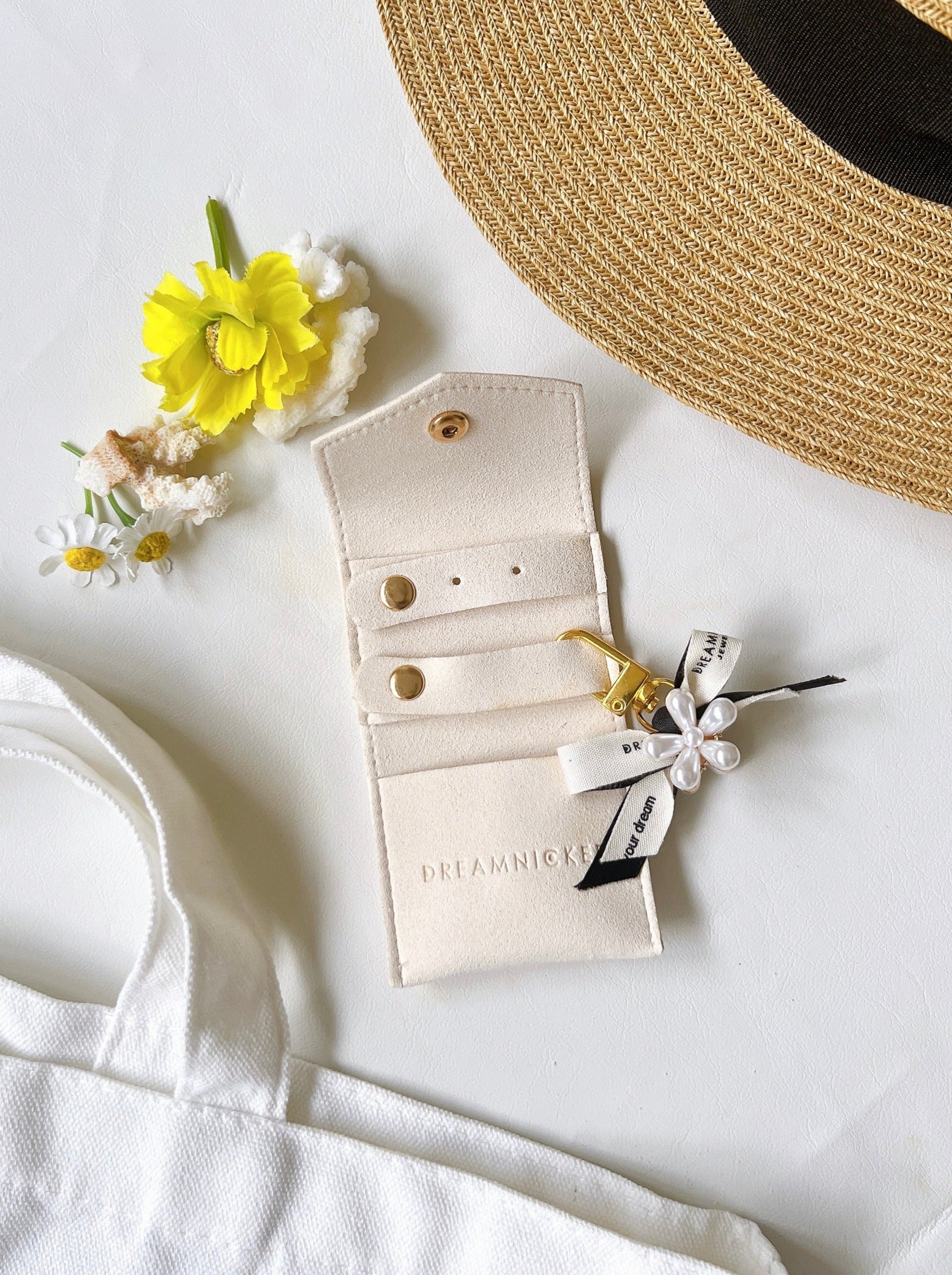 MINI ACCESSORY POUCH & DAISY RIBBON KEYCHAIN