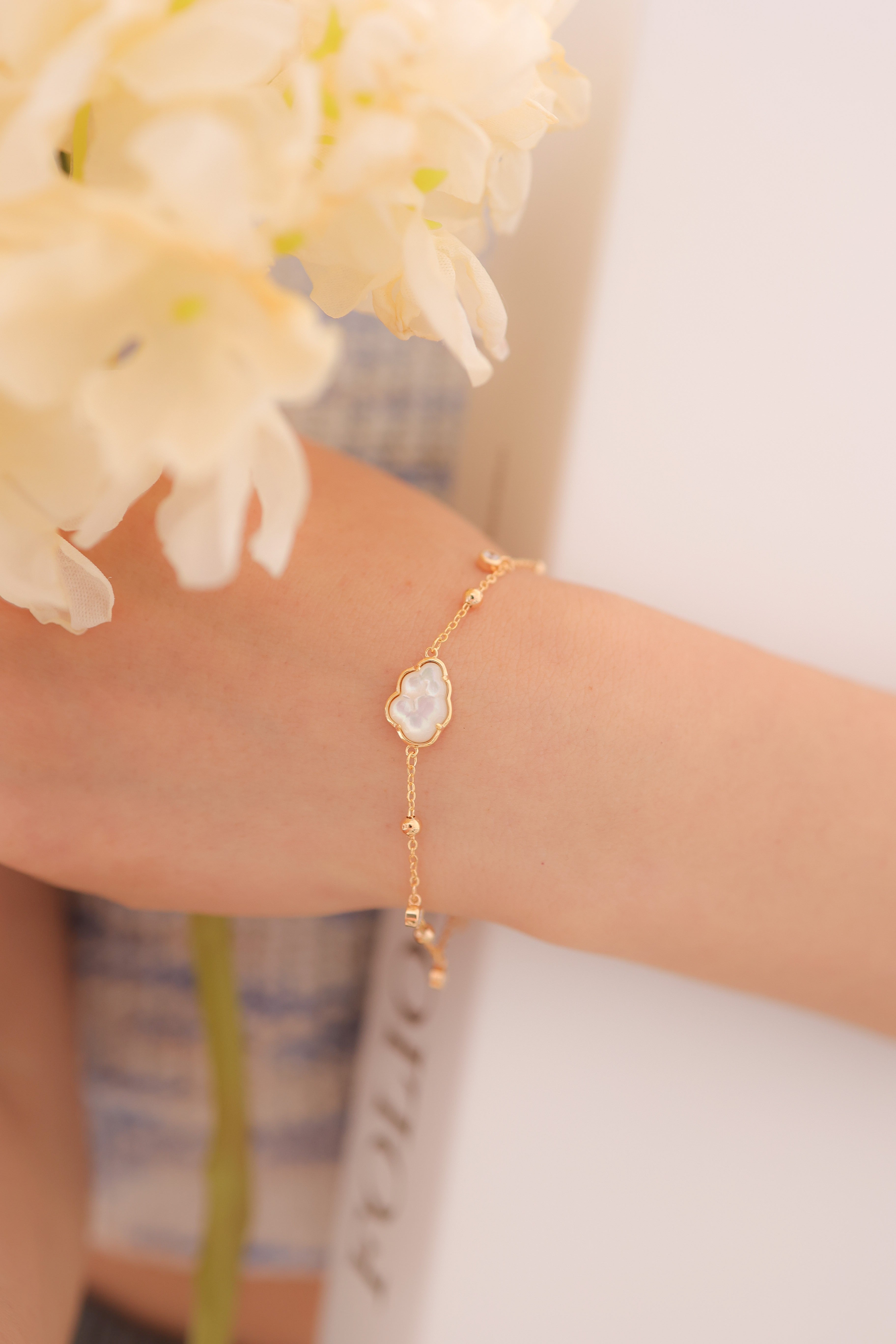 BUBBLE CLOUD BRACELET - WHITE SHELL