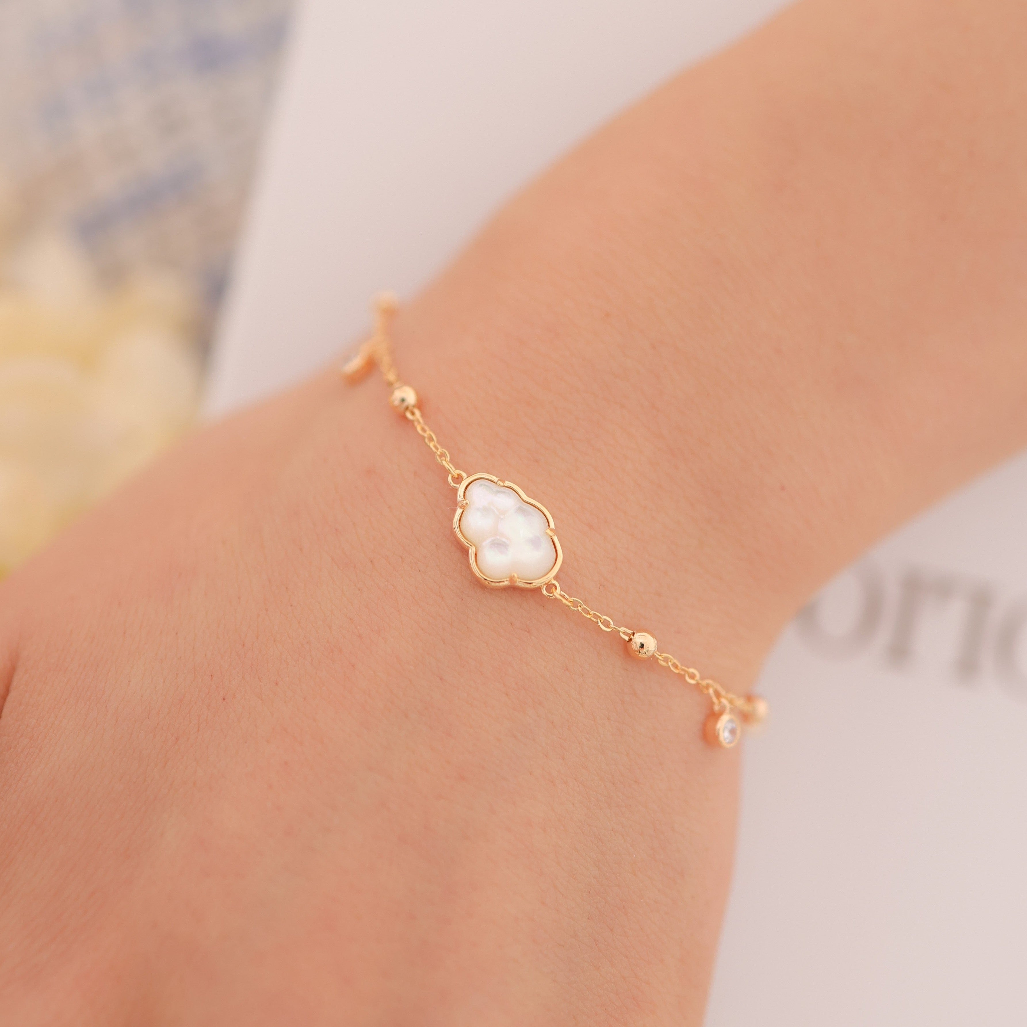 BUBBLE CLOUD BRACELET - WHITE SHELL